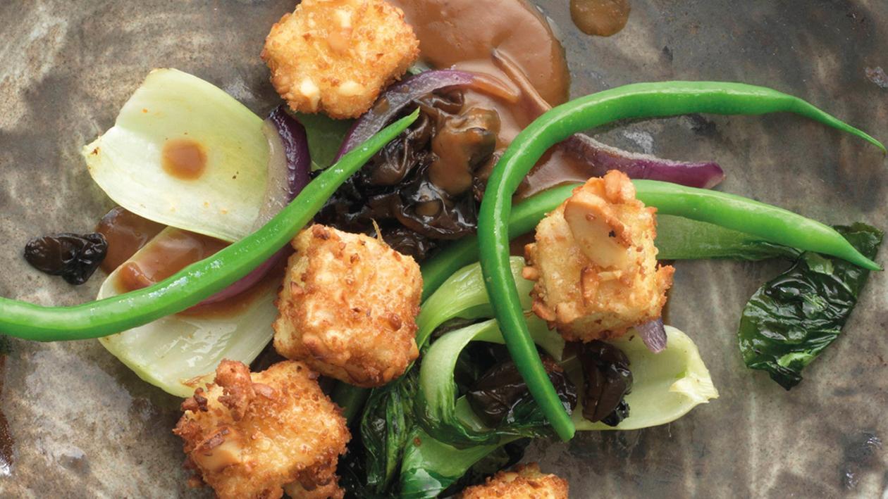 Asiatische Gemüsepfanne mit knusprigem Tofu Asiatische Gemüsepfanne mit knusprigem Tofu