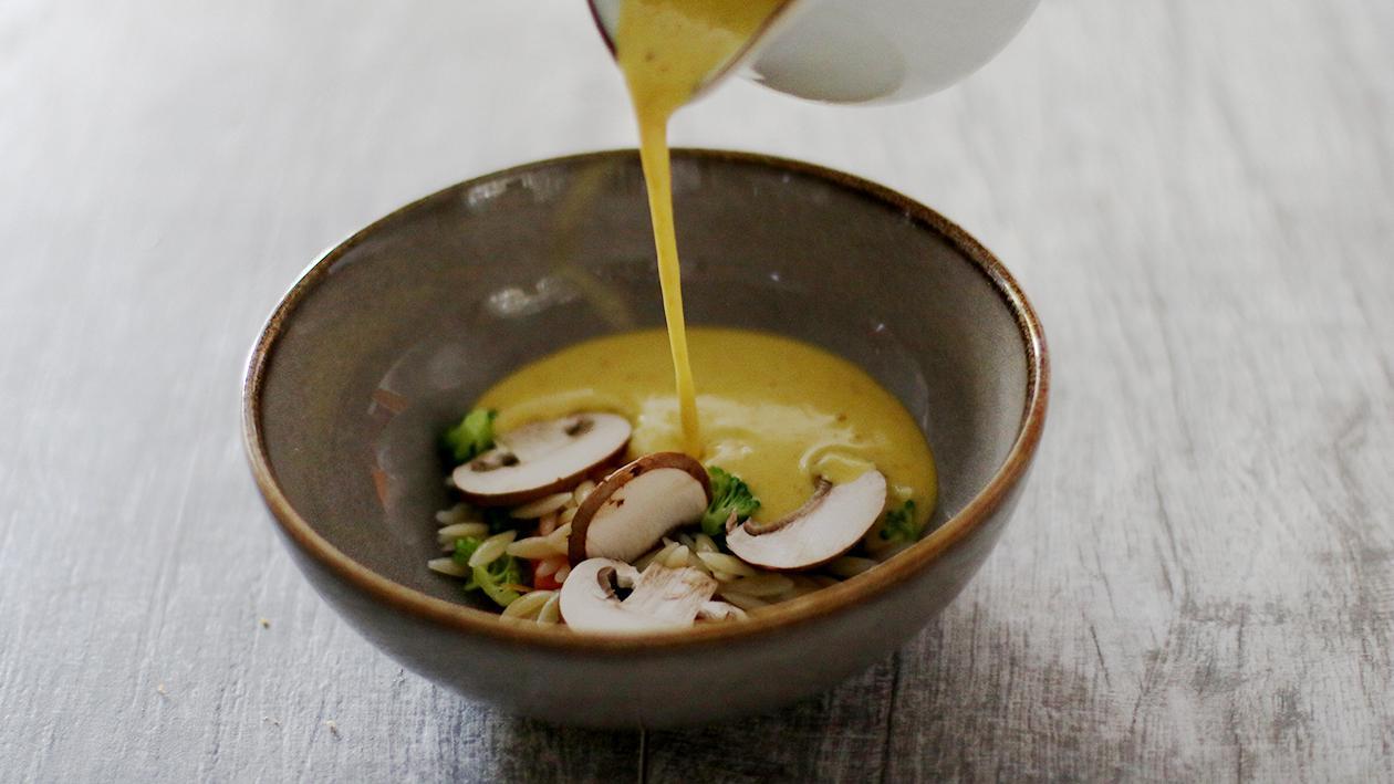 Asiatische Nudelsuppe mit Champignons und Curry Asiatische Nudelsuppe mit Champignons und Curry