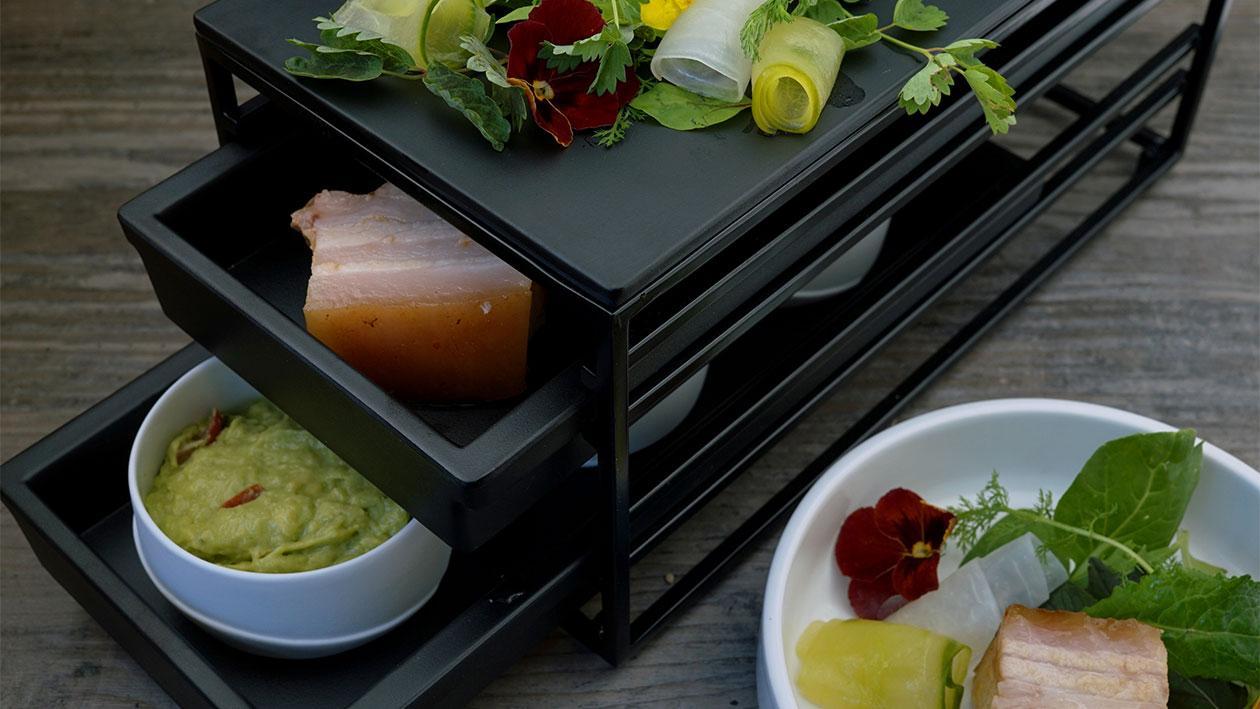 Asiatischer Schweinbauch mit pikanter Guacamole Asiatischer Schweinbauch mit pikanter Guacamole