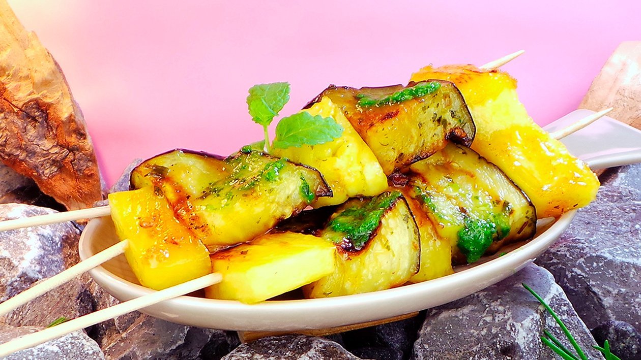 Auberginen-Ananas-Spiesse mit Salsa Auberginen-Ananas-Spiesse mit Salsa