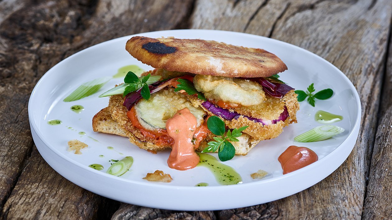 Auberginen-Zucchini-Burger mit Tomaten-Mayonnaise und geschmortem Radicchio Auberginen-Zucchini-Burger mit Tomaten-Mayonnaise und geschmortem Radicchio