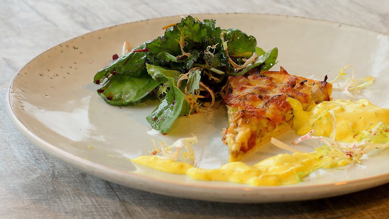 Austerpilz-Lauch Quiche mit Apfel-Currydip, Salat und Zitrusvinaigrette Austerpilz-Lauch Quiche mit Apfel-Currydip, Salat und Zitrusvinaigrette