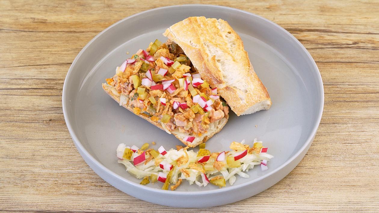 Baguette, gefüllt mit Curry-Wurst Trucker Style Baguette, gefüllt mit Curry-Wurst Trucker Style