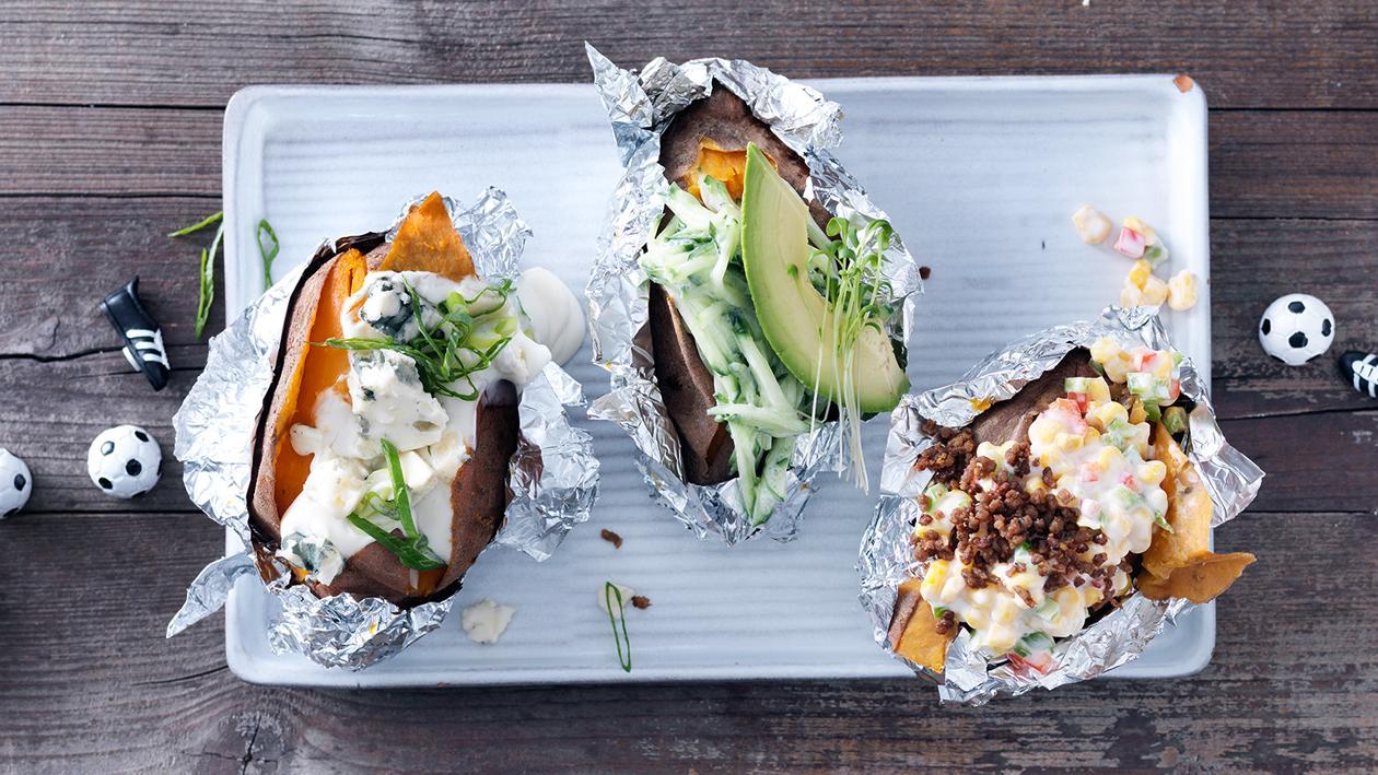 Baked Potatoes aus Süsskartoffel mit Roquefort und Frühlingszwiebeln Baked Potatoes aus Süsskartoffel mit Roquefort und Frühlingszwiebeln