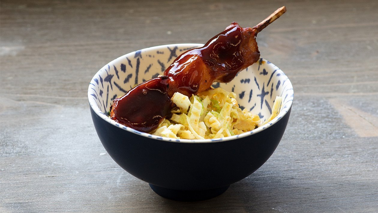 Barbeque Sate Spieß auf Wirsing-Cole Slaw Barbeque Sate Spieß auf Wirsing-Cole Slaw