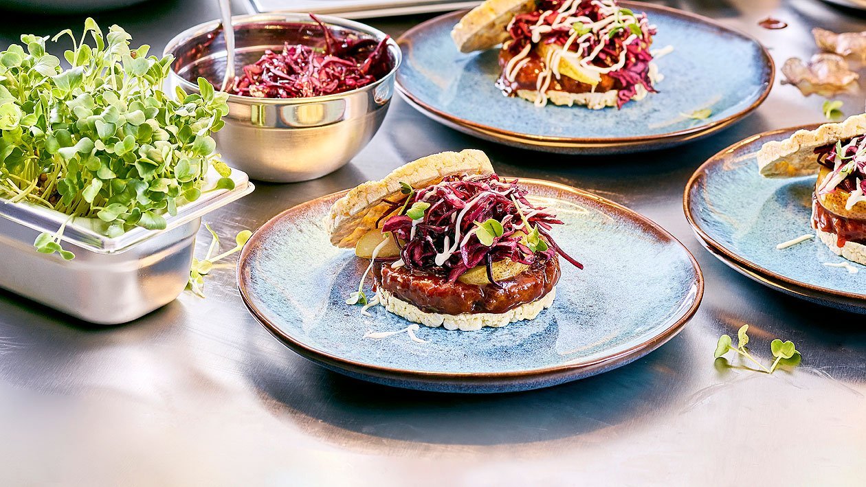 BBQ NoBeef Burger mit Sesam Rotkraut, Birne und Maiswaffel BBQ NoBeef Burger mit Sesam Rotkraut, Birne und Maiswaffel
