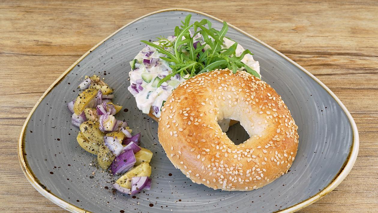 Beagle mit Thunfisch, Ei, Salatgurke und Oliven Beagle mit Thunfisch, Ei, Salatgurke und Oliven
