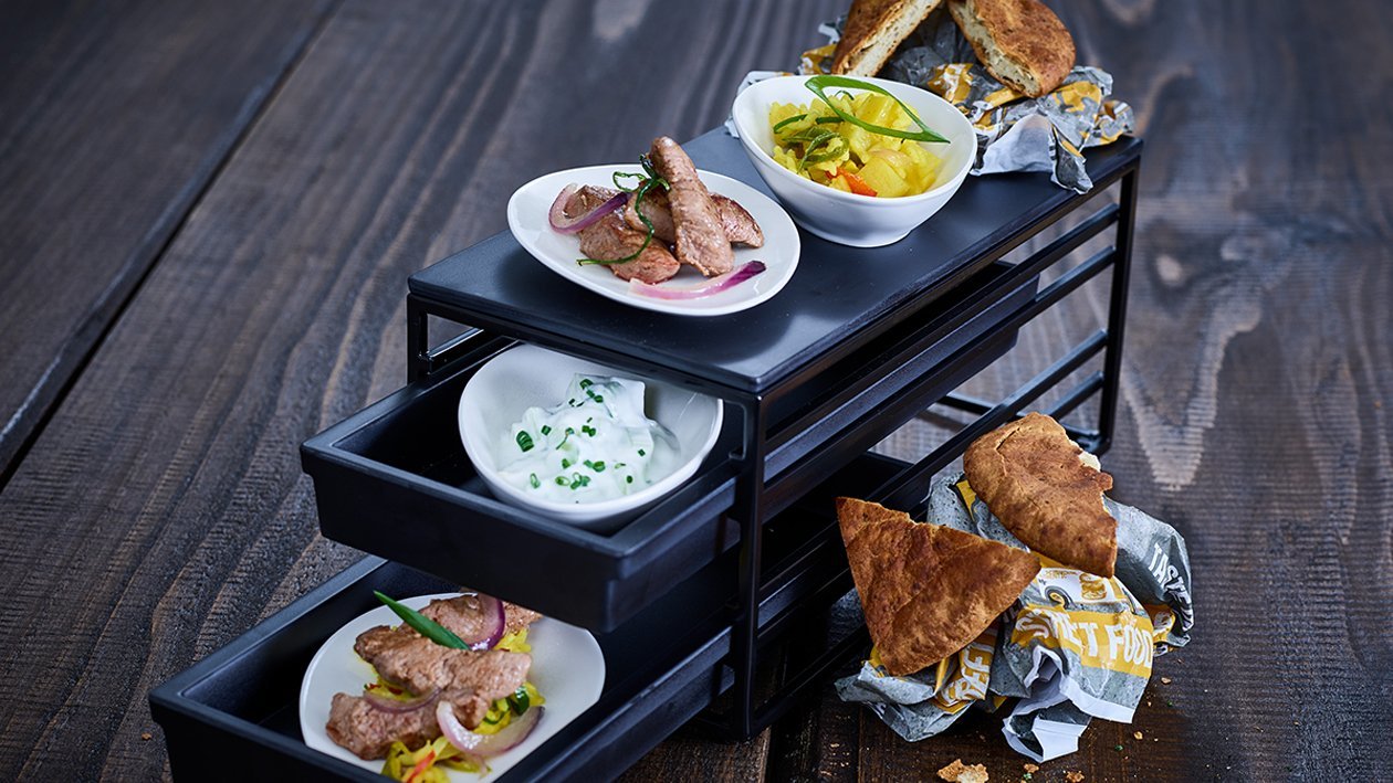 Biryani Reis im Naanbrot und Lammstreifen mit Joghurtdip Biryani Reis im Naanbrot und Lammstreifen mit Joghurtdip