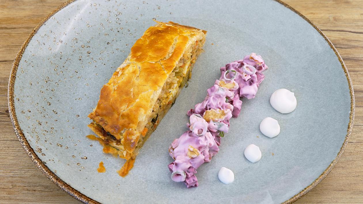 Blätterteig gefüllt mit Gemüse und Reis, Kulebjaka Style mit Rote Beete Salat Blätterteig gefüllt mit Gemüse und Reis, Kulebjaka Style mit Rote Beete Salat