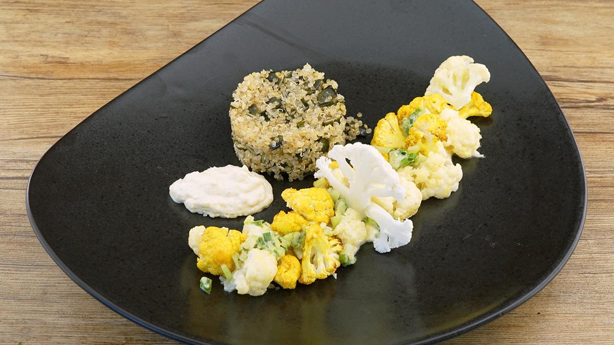 Blumenkohl gekocht, gebraten und als Creme mit Quinoa und Kürbiskernen Blumenkohl gekocht, gebraten und als Creme mit Quinoa und Kürbiskernen