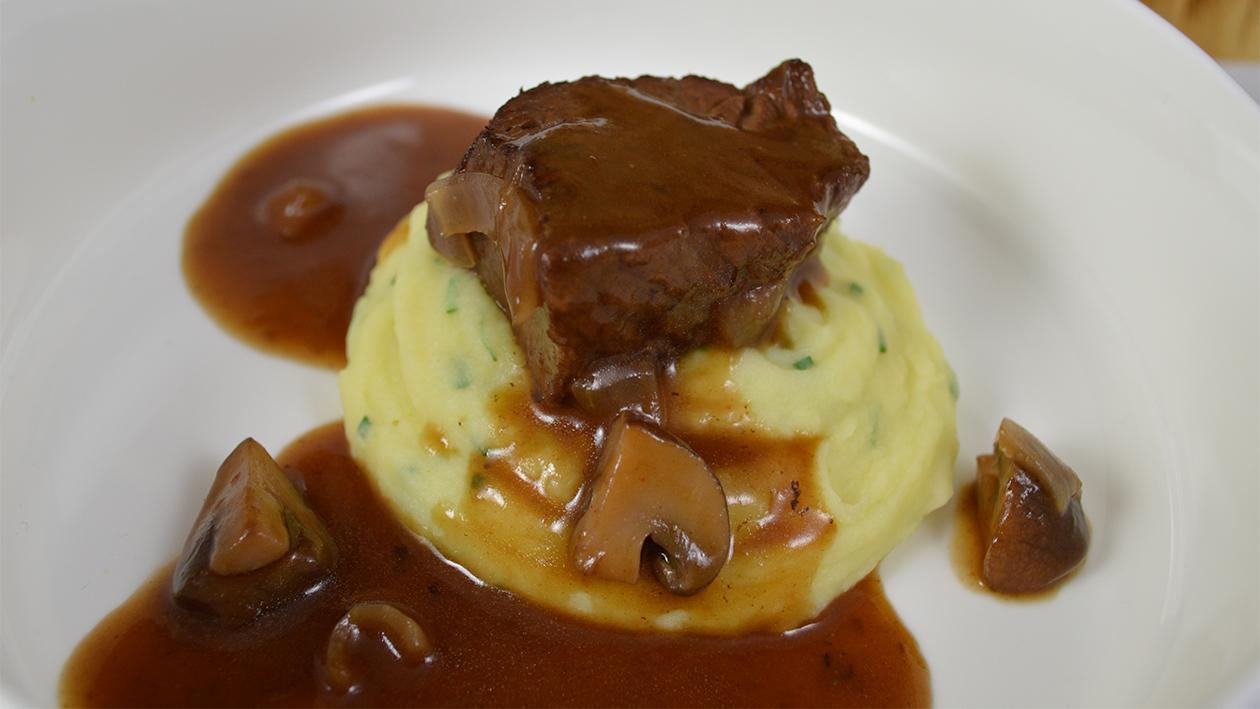 Boeuf Bourguignon mit Kartoffel Schnittlauch Püree Boeuf Bourguignon mit Kartoffel Schnittlauch Püree