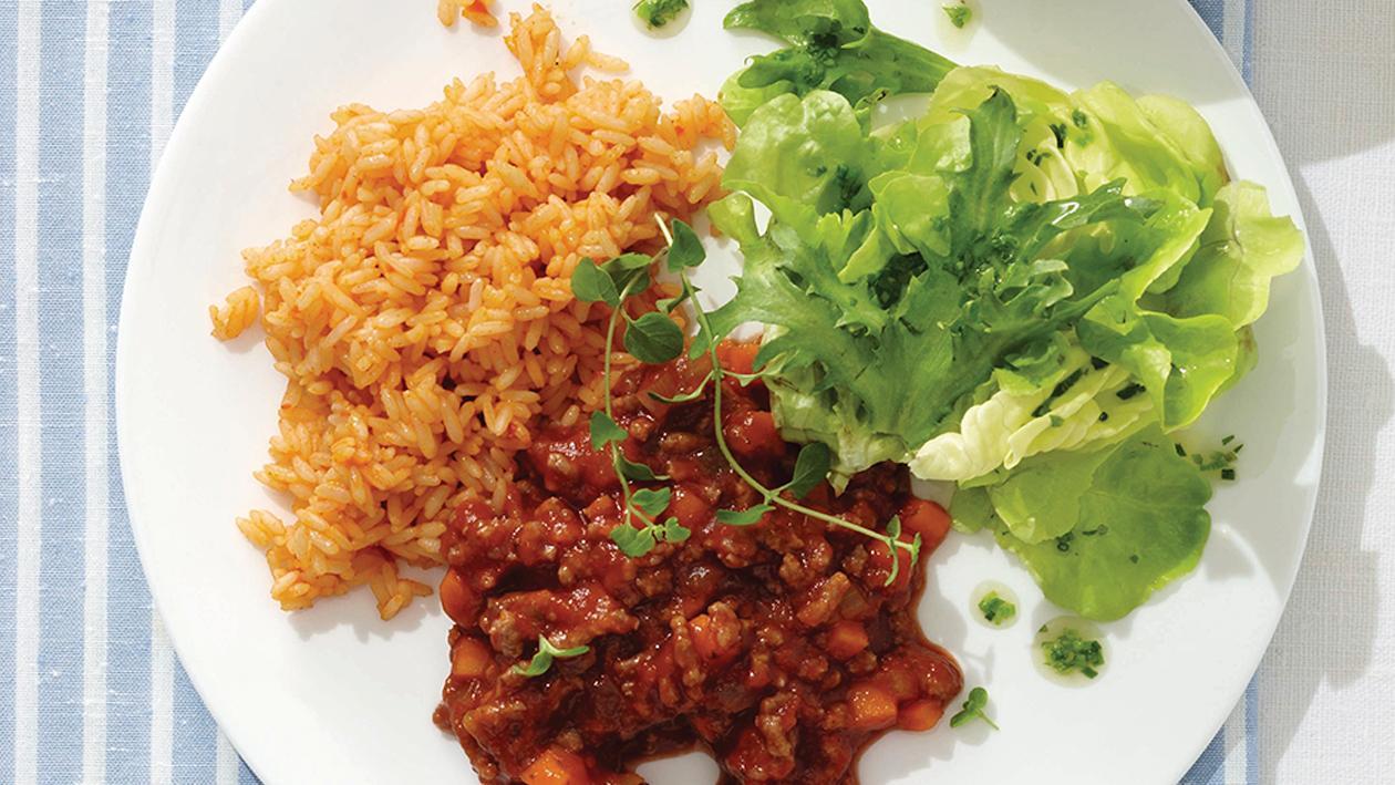 Bolognese vom Rind mit Paprika-Reis und bunter Salat mit Kräuter-Dressing Bolognese vom Rind mit Paprika-Reis und bunter Salat mit Kräuter-Dressing