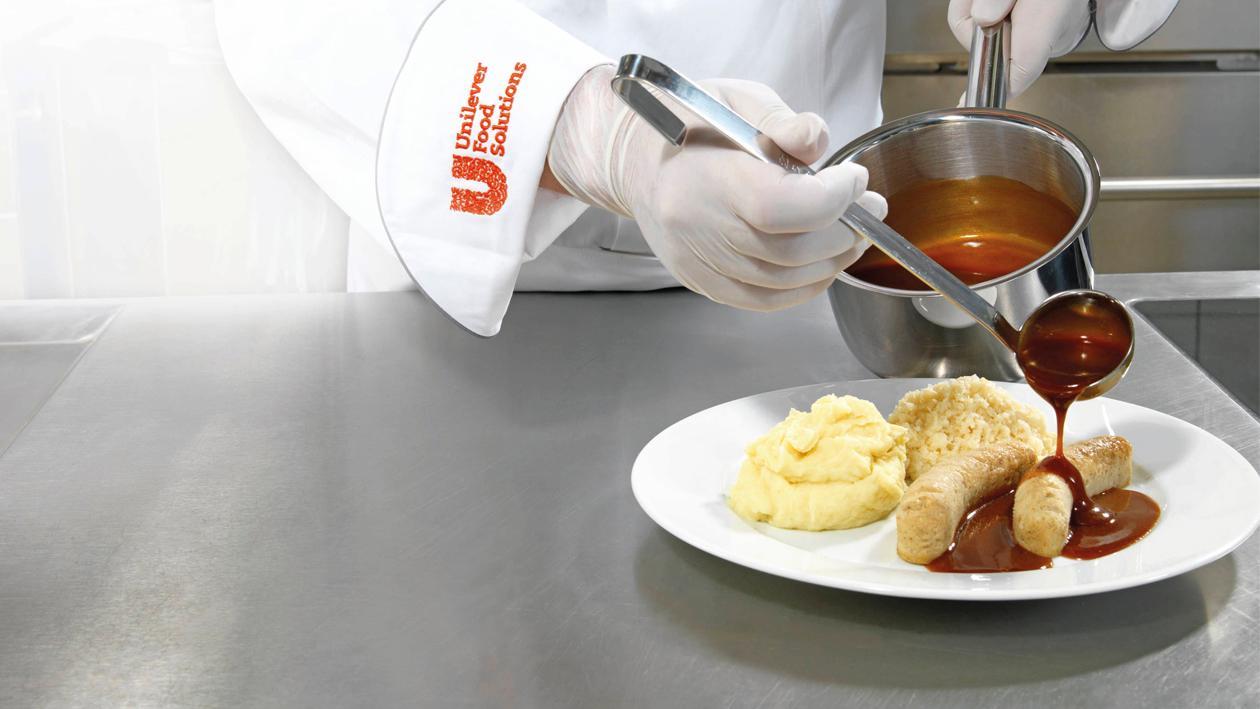 Bratwurst mit Sauerkraut und Kartoffelpüree püriert Bratwurst mit Sauerkraut und Kartoffelpüree püriert