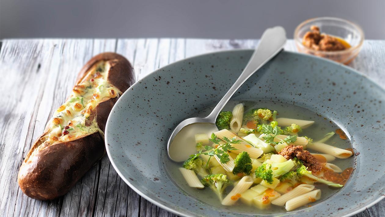 Broccoli-Penne-Minestrone mit knuspriger Laugenstange Broccoli-Penne-Minestrone mit knuspriger Laugenstange