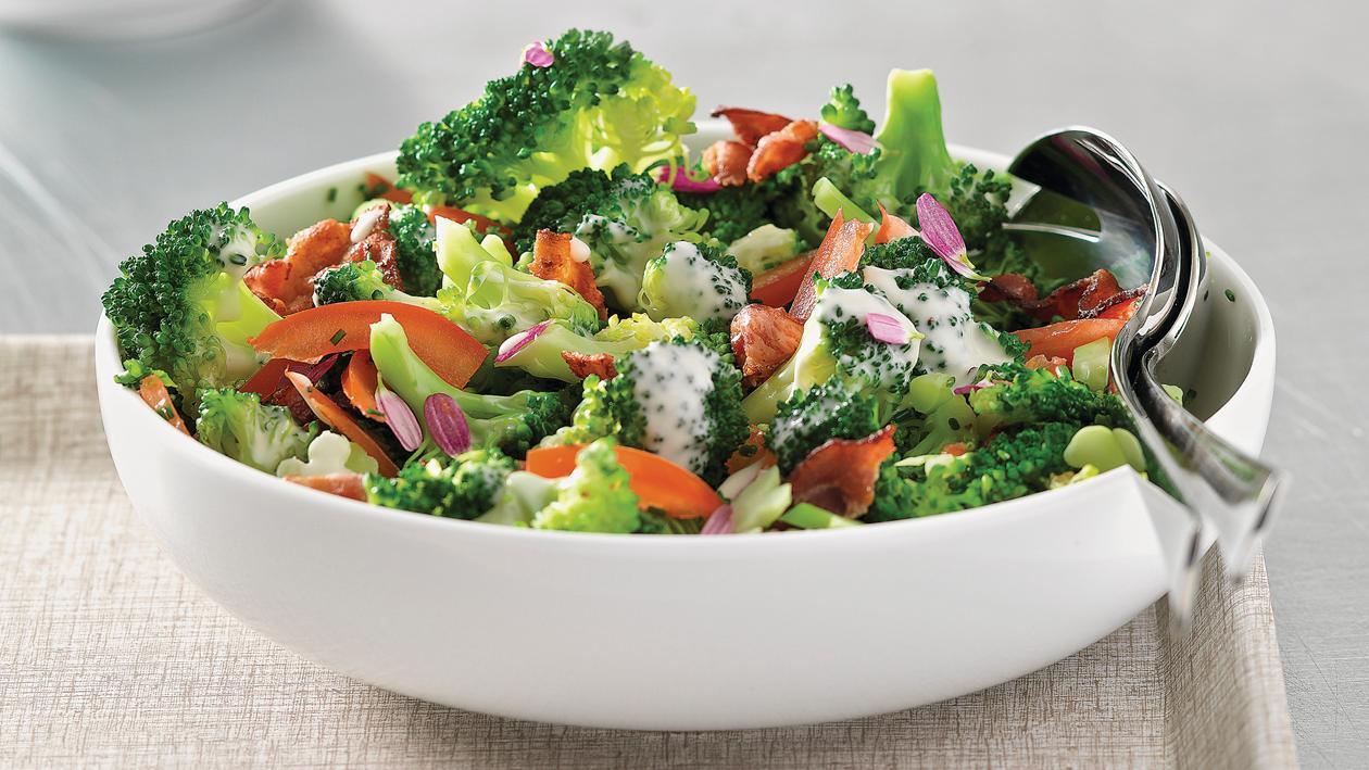 Broccoli-Salat mit Tomaten und Knusper-Speck Broccoli-Salat mit Tomaten und Knusper-Speck