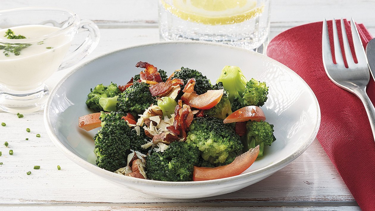 Broccoli-Salat mit Tomaten und Knusper-Speck Broccoli-Salat mit Tomaten und Knusper-Speck
