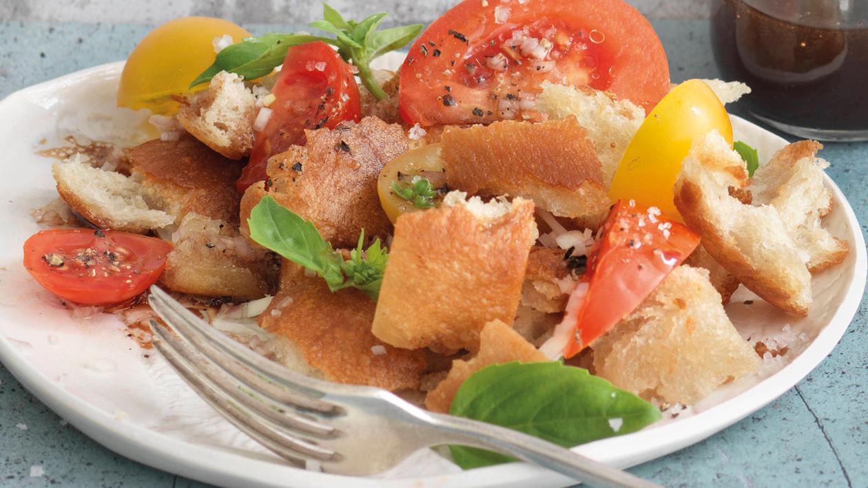 Brotsalat mit frischer sommerlicher Tomatenvielfalt Brotsalat mit frischer sommerlicher Tomatenvielfalt