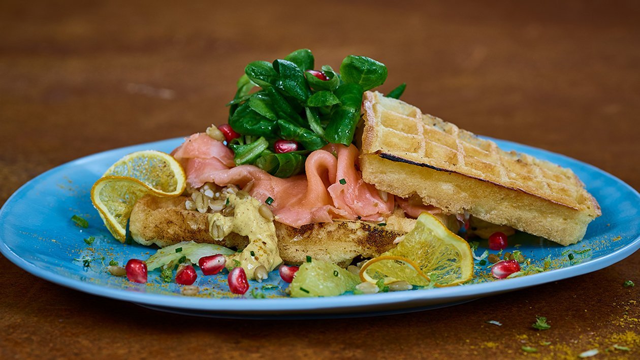 Buchweizenwaffeln mit Räucherlachs und Feldsalat Buchweizenwaffeln mit Räucherlachs und Feldsalat