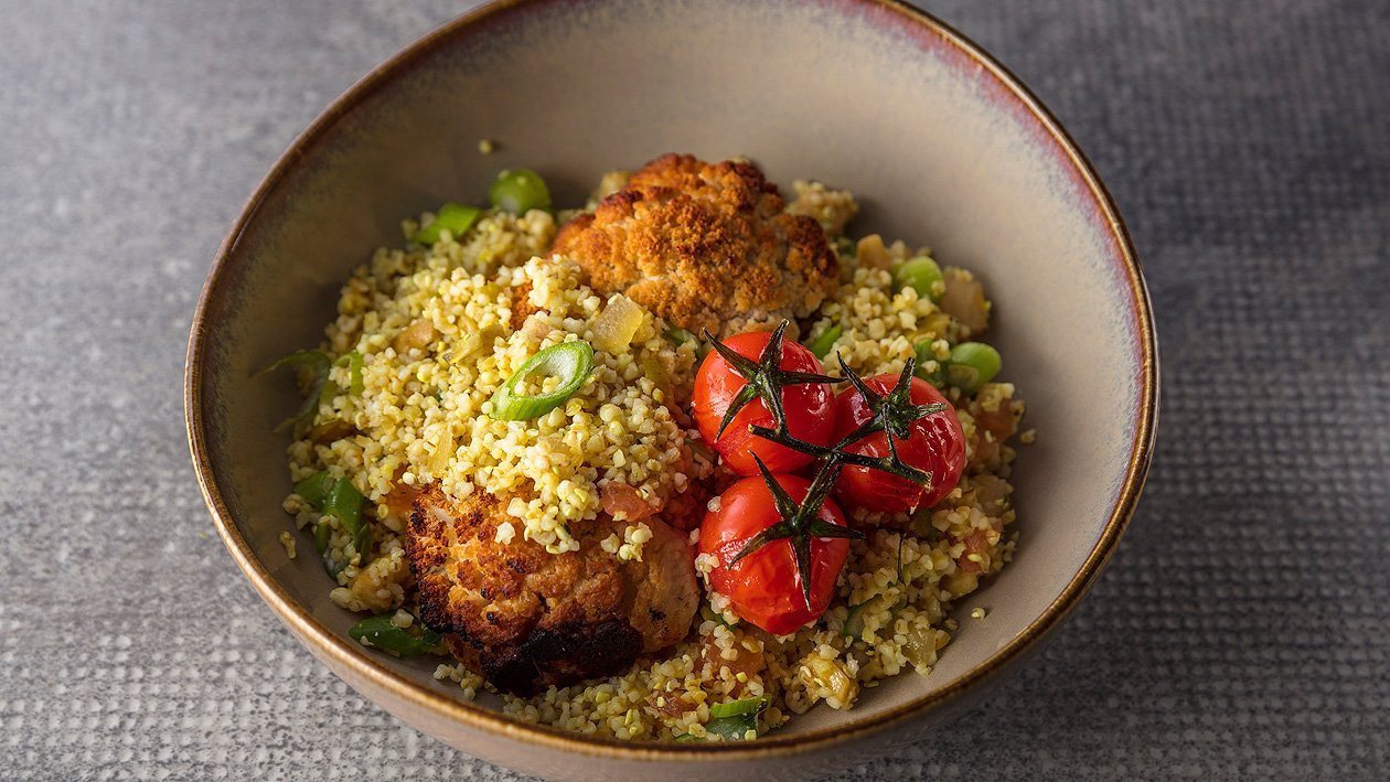 Bulgursalat mit gebackenem Blumenkohl und Tomaten Bulgursalat mit gebackenem Blumenkohl und Tomaten