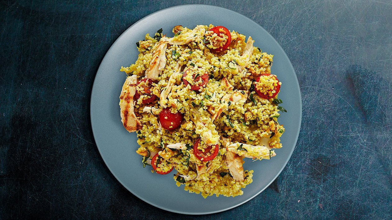Bulgursalat mit Hähnchenstreifen, Kirschtomaten und Frühlingszwiebeln Bulgursalat mit Hähnchenstreifen, Kirschtomaten und Frühlingszwiebeln