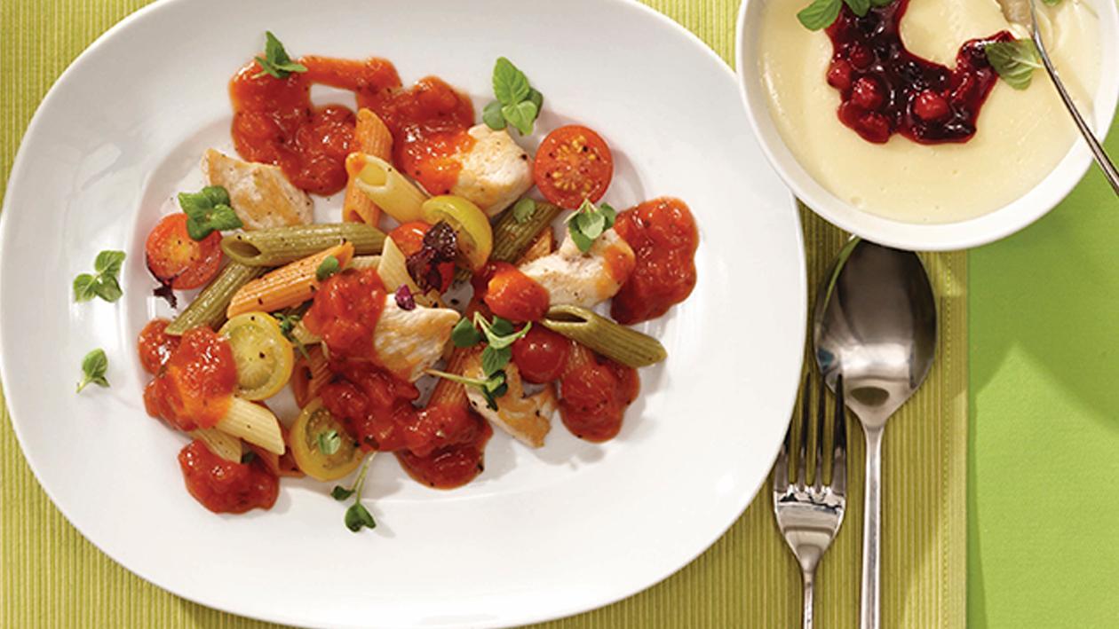 Bunte Penne mit Hähnchenbruststreifen, Tomaten und Kresse Bunte Penne mit Hähnchenbruststreifen, Tomaten und Kresse