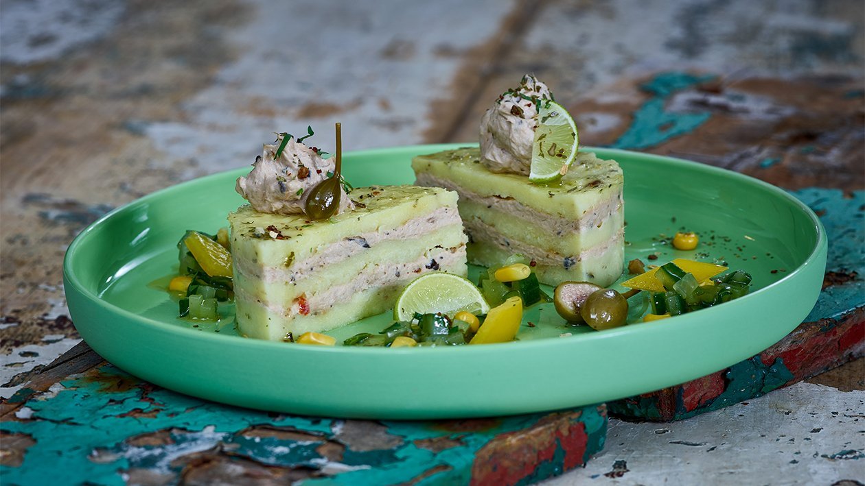 Causa Criolla mit Thunfisch, Gurke und Koriandersalat Causa Criolla mit Thunfisch, Gurke und Koriandersalat