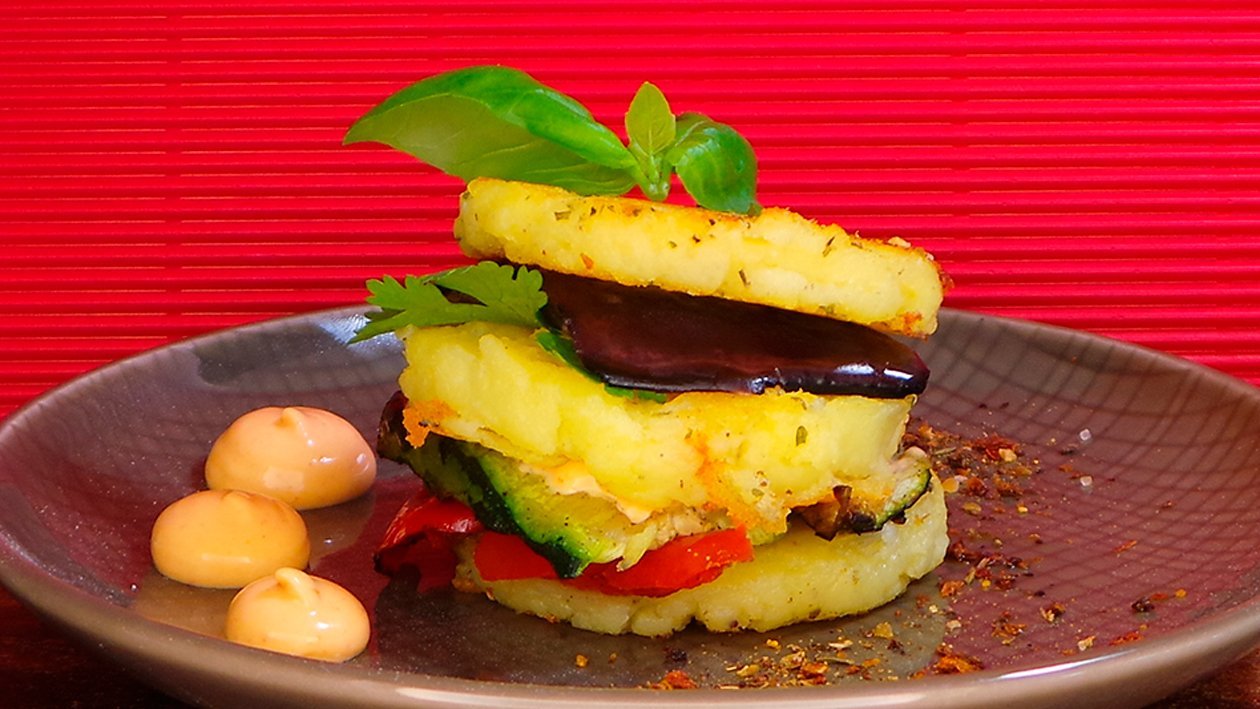 Causa Criolla Schichtgericht aus Kartoffelstampf und mariniertem Gemüse Causa Criolla Schichtgericht aus Kartoffelstampf und mariniertem Gemüse