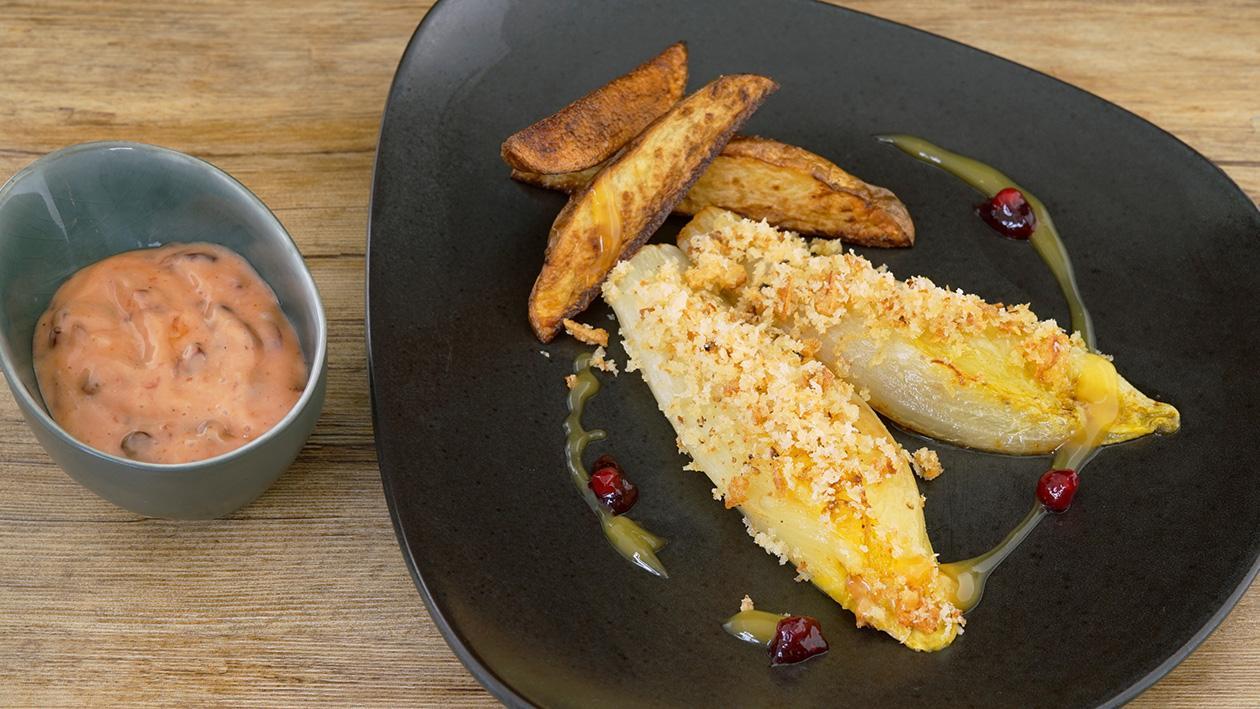 Chicorée unter der Zwiebelkruste mit Ofenkartoffeln Chicorée unter der Zwiebelkruste mit Ofenkartoffeln