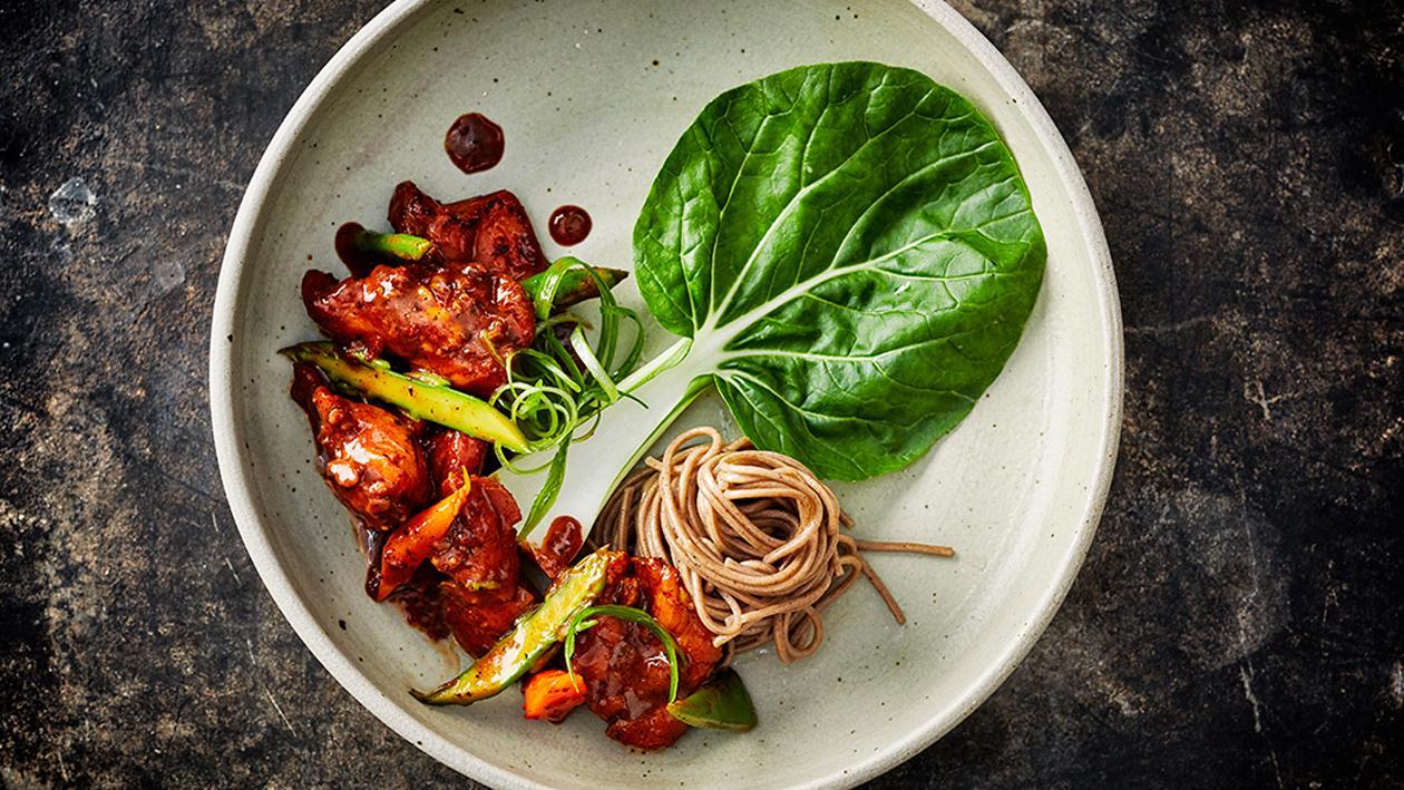 Chili Jam Chicken mit Gemüse und gebratenen Nudeln Chili Jam Chicken mit Gemüse und gebratenen Nudeln