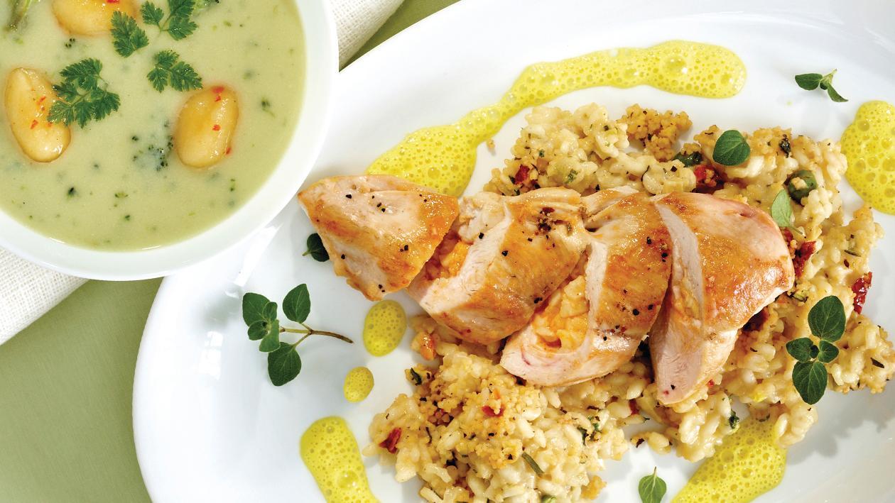 Chili-Mozzarella-Huhn auf orientalischem Risotto und einem Hollandaise-Curry-Schaum Chili-Mozzarella-Huhn auf orientalischem Risotto und einem Hollandaise-Curry-Schaum