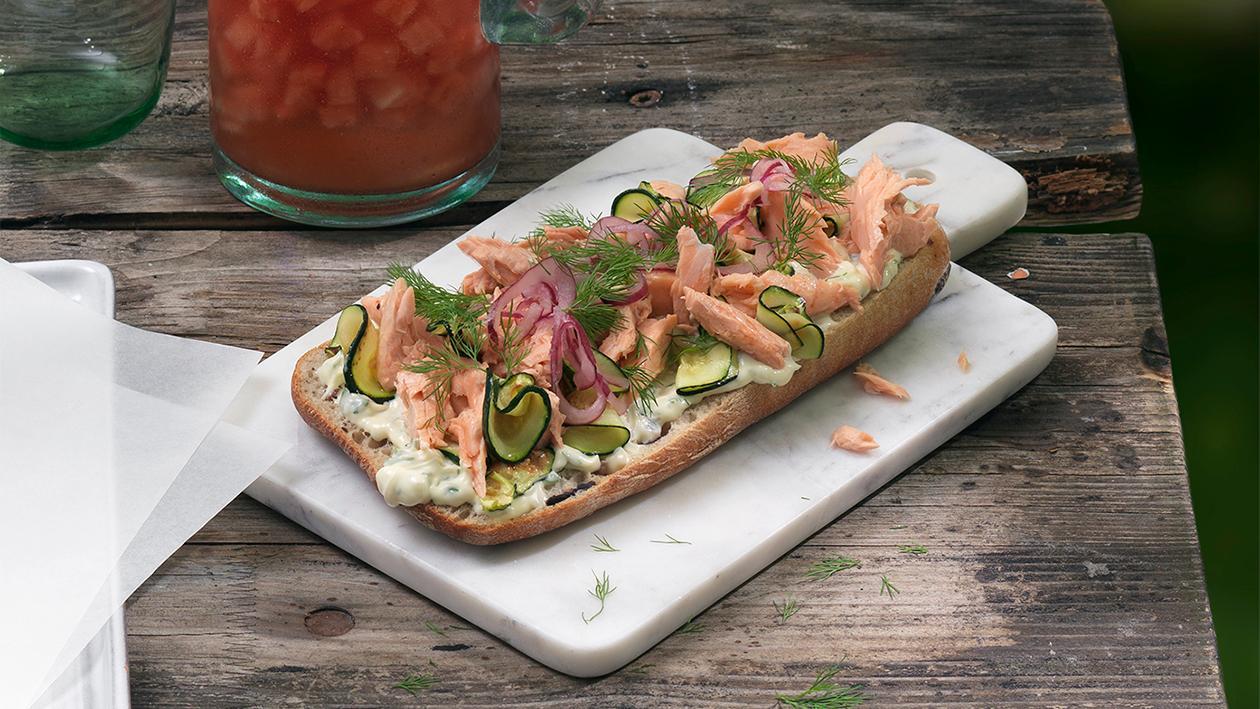 Ciabatta mit grilliertem, gezupften Lachs und Zucchini Ciabatta mit grilliertem, gezupften Lachs und Zucchini