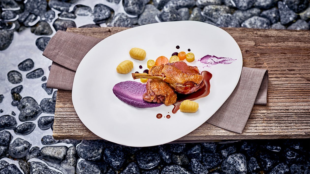 Confierte Entenkeule mit Schwarzer Holundersauce, auf Fichtenholz geräucherten Gnocchi Confierte Entenkeule mit Schwarzer Holundersauce, auf Fichtenholz geräucherten Gnocchi