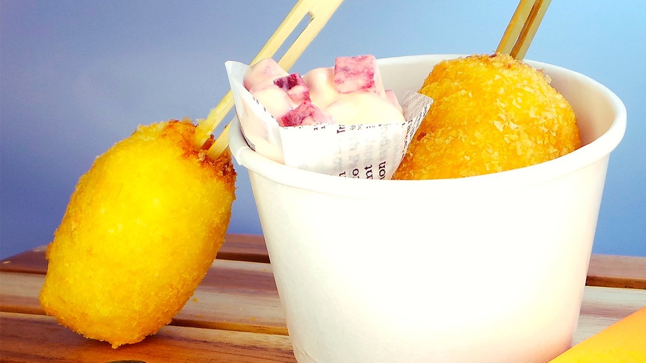 Corn Fritters mit Rote Beete - Mayonnaise Corn Fritters mit Rote Beete - Mayonnaise