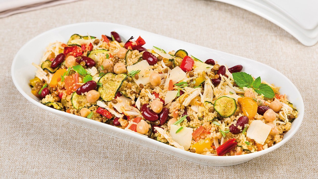 Cous Cous Salat mit Hülsenfrüchten, Hähnchen und Parmesan Cous Cous Salat mit Hülsenfrüchten, Hähnchen und Parmesan