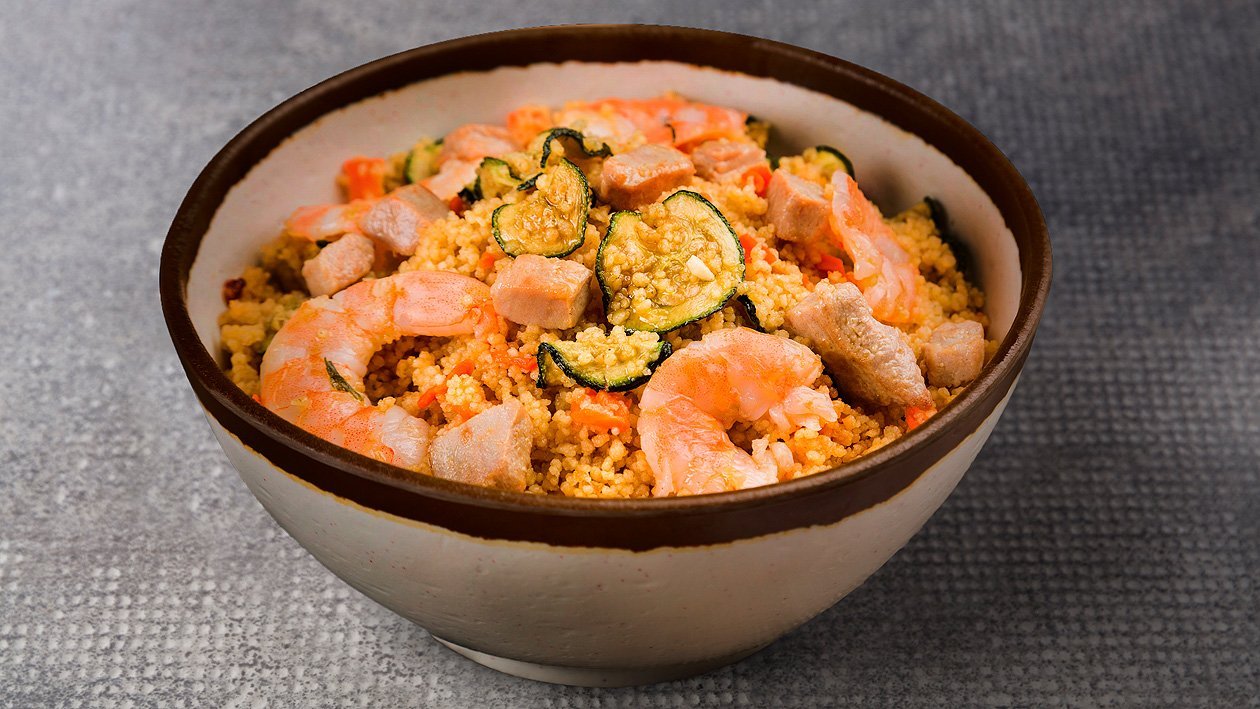 Cous Cous Salat mit Karotten, Zucchini, Lachs und Garnelen Cous Cous Salat mit Karotten, Zucchini, Lachs und Garnelen