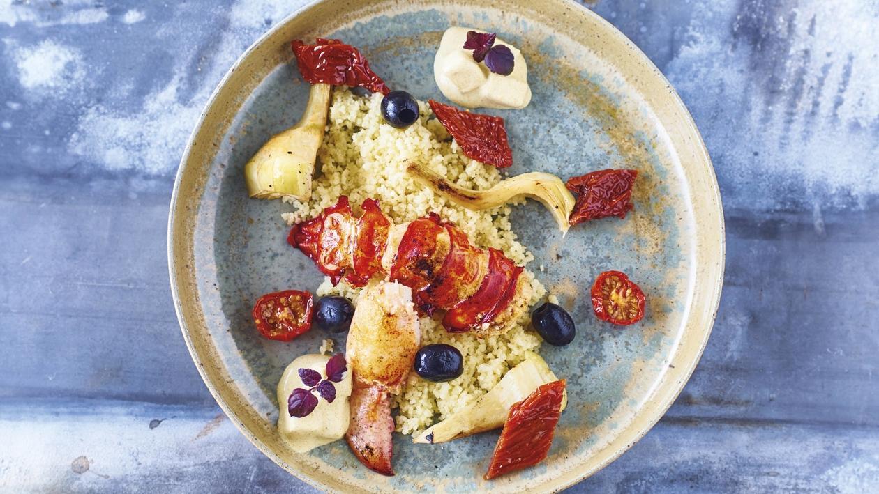 Couscous mit Artischocken, getrockneten Tomaten und Taggiasca-Oliven, gegrilltem Hummer und Ananas-Curry-Soße Couscous mit Artischocken, getrockneten Tomaten und Taggiasca-Oliven, gegrilltem Hummer und Ananas-Curry-Soße