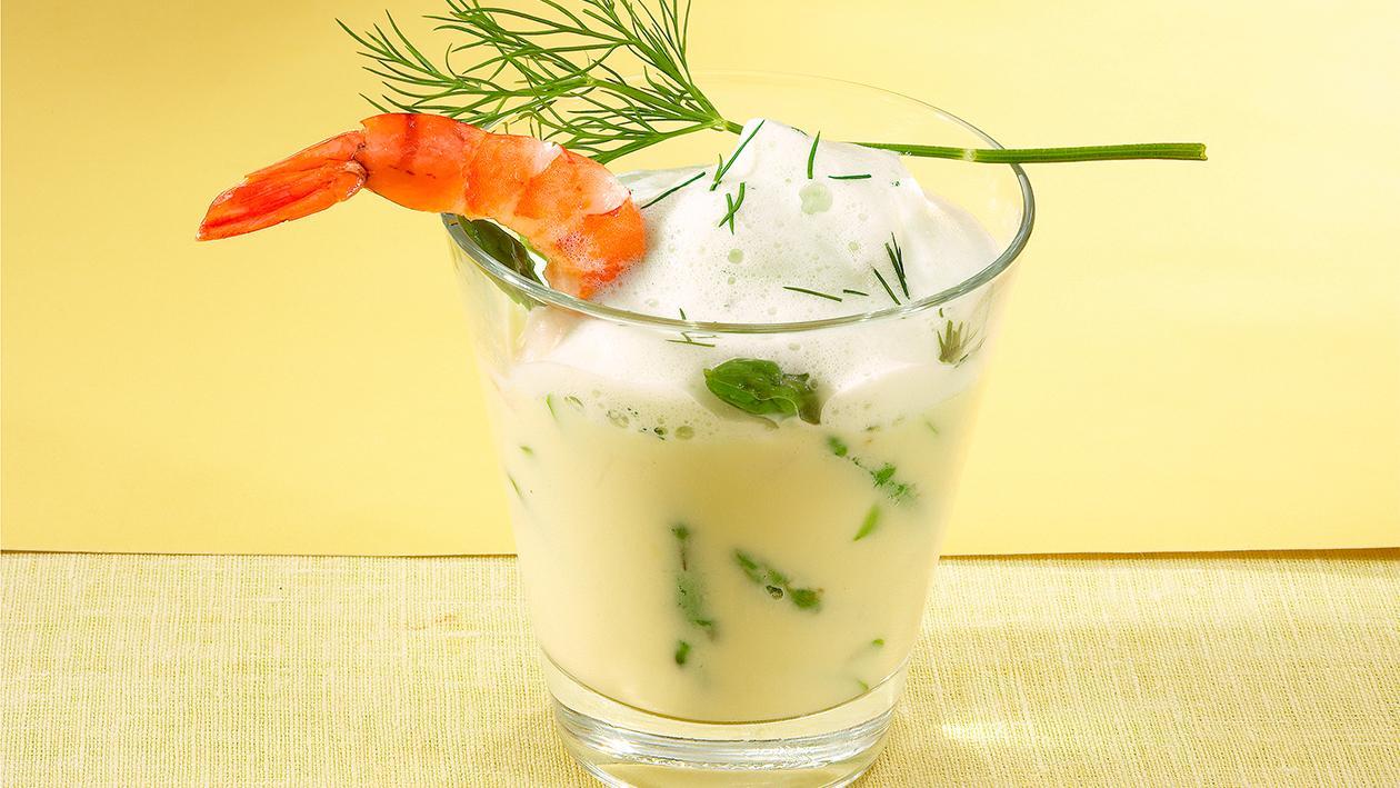Cremesüppchen mit grünem Spargel, Garnelen und Dillhaube Cremesüppchen mit grünem Spargel, Garnelen und Dillhaube