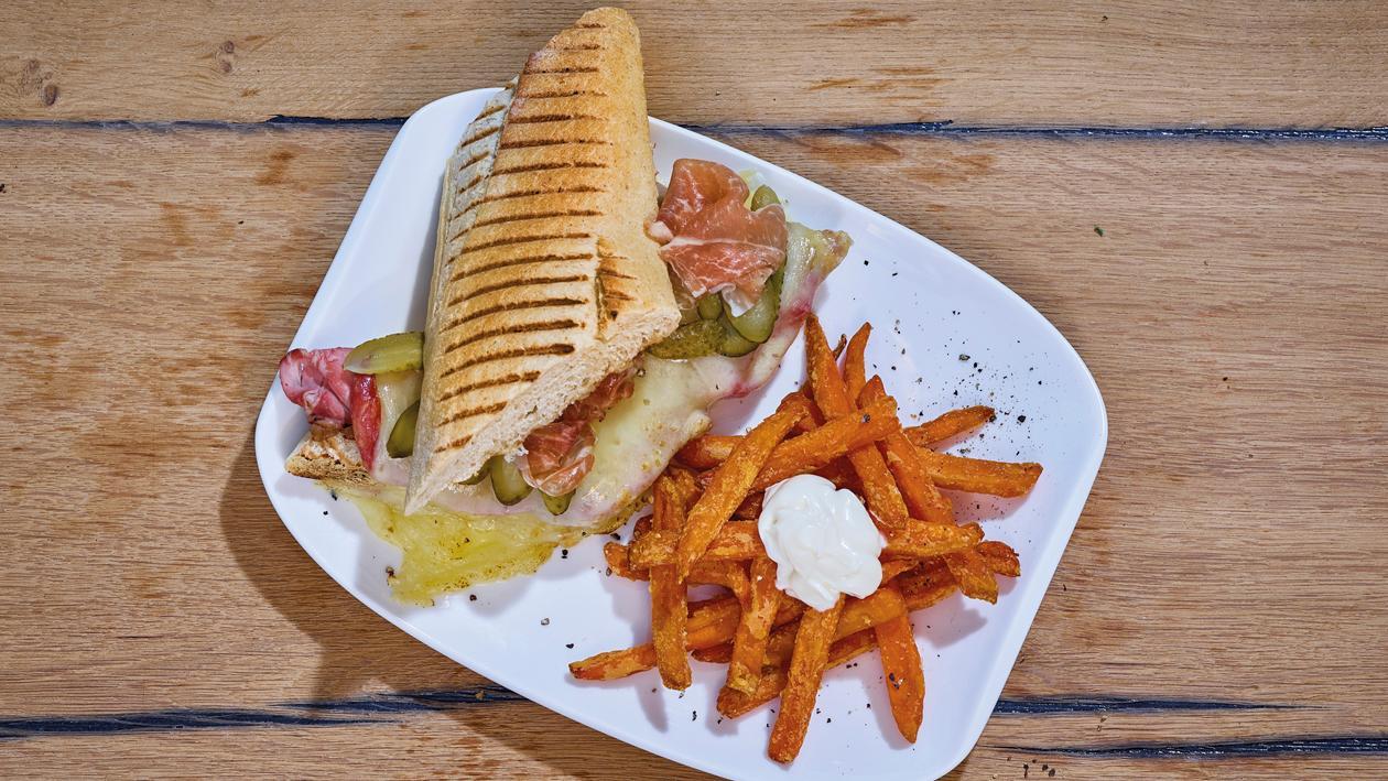 Cuba Sandwich mit Süsskartoffel-Pommes Cuba Sandwich mit Süsskartoffel-Pommes