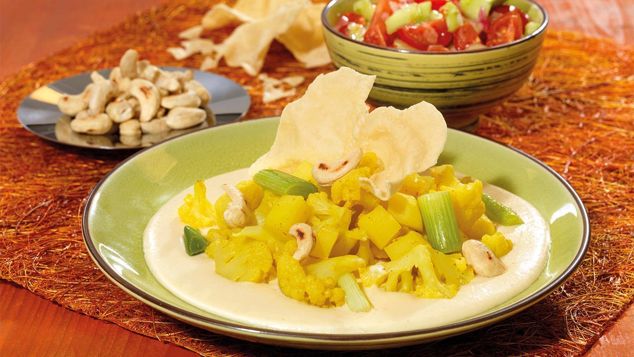 Curry-Blumenkohl und Curry-Kartoffeln in Cashewkern-Sauce Curry-Blumenkohl und Curry-Kartoffeln in Cashewkern-Sauce
