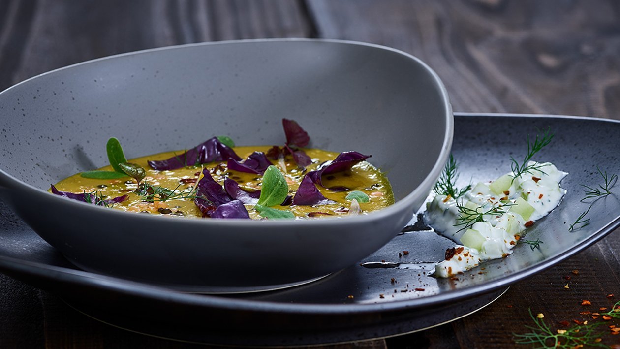 Curry-Linsensuppe mit Rotkohl aus dem Wok mit Ingwer-Raitadip Curry-Linsensuppe mit Rotkohl aus dem Wok mit Ingwer-Raitadip