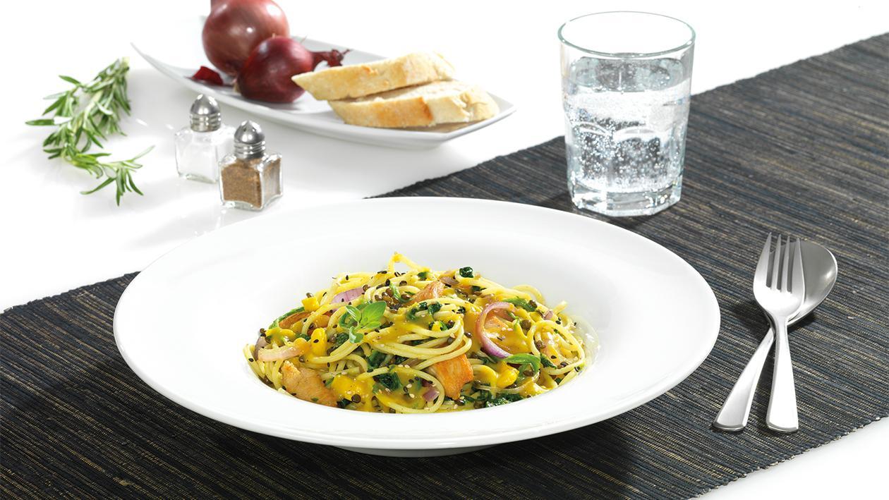 Curry Spaghetti mit Hühnchen, schwarzen Linsen und Spinat Curry Spaghetti mit Hühnchen, schwarzen Linsen und Spinat