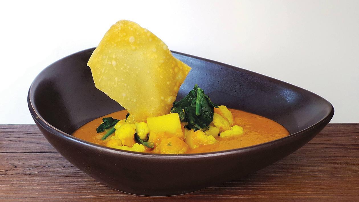 Dal von roten Linsen mit Curry-Blumenkohl, Kartoffeln und Spinat dazu gebackene Wan Tan Dal von roten Linsen mit Curry-Blumenkohl, Kartoffeln und Spinat dazu gebackene Wan Tan
