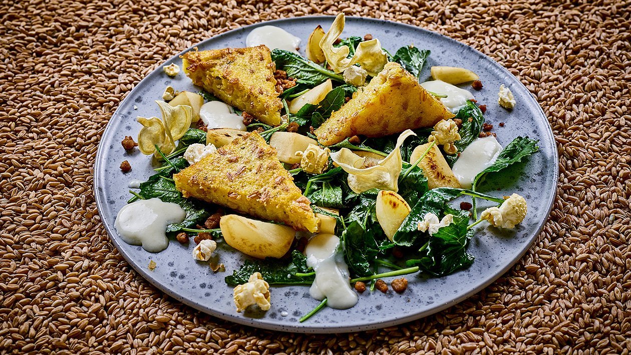 Dinkel-Polenta Taler, Petersiliensauce, gebratener Grünkohl, Popcorn Dinkel-Polenta Taler, Petersiliensauce, gebratener Grünkohl, Popcorn
