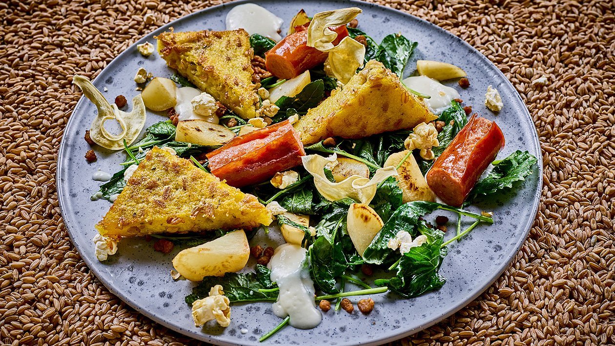 Dinkel-Polenta Taler, Petersiliensauce, gebratener Grünkohl, Popcorn und Krakauer Dinkel-Polenta Taler, Petersiliensauce, gebratener Grünkohl, Popcorn und Krakauer
