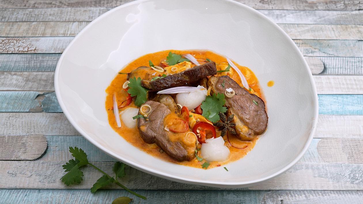 Doppelt gegarte Ente mit einen rotem Litschi rotem Curry Doppelt gegarte Ente mit einen rotem Litschi rotem Curry