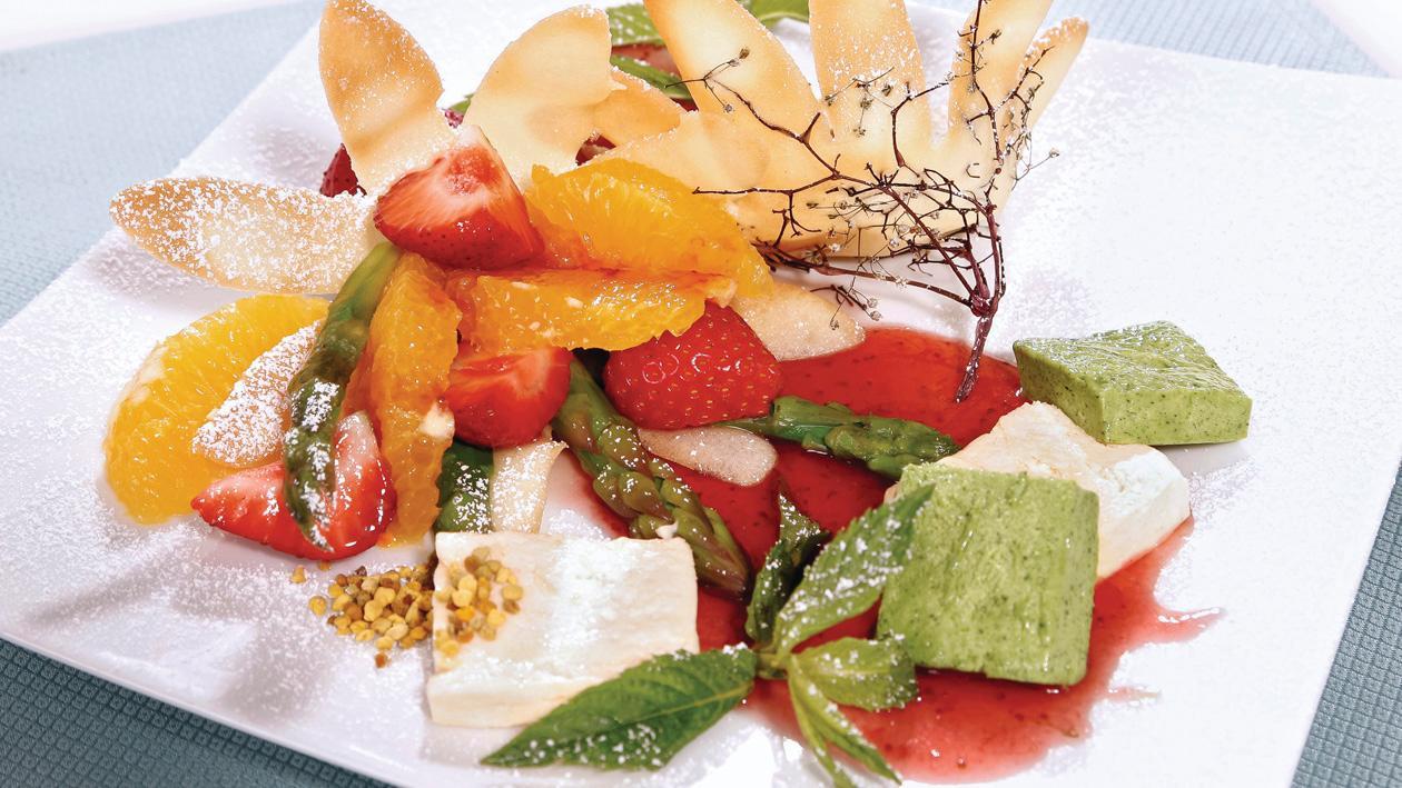 Dreierlei vom geeistem Weinschaum mit Hippe und Spargelsalat Dreierlei vom geeistem Weinschaum mit Hippe und Spargelsalat