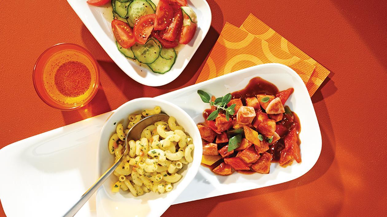 Dresdner Wurstgulasch mit Gurken-Tomaten-Salat und würzigen Nudeln Dresdner Wurstgulasch mit Gurken-Tomaten-Salat und würzigen Nudeln