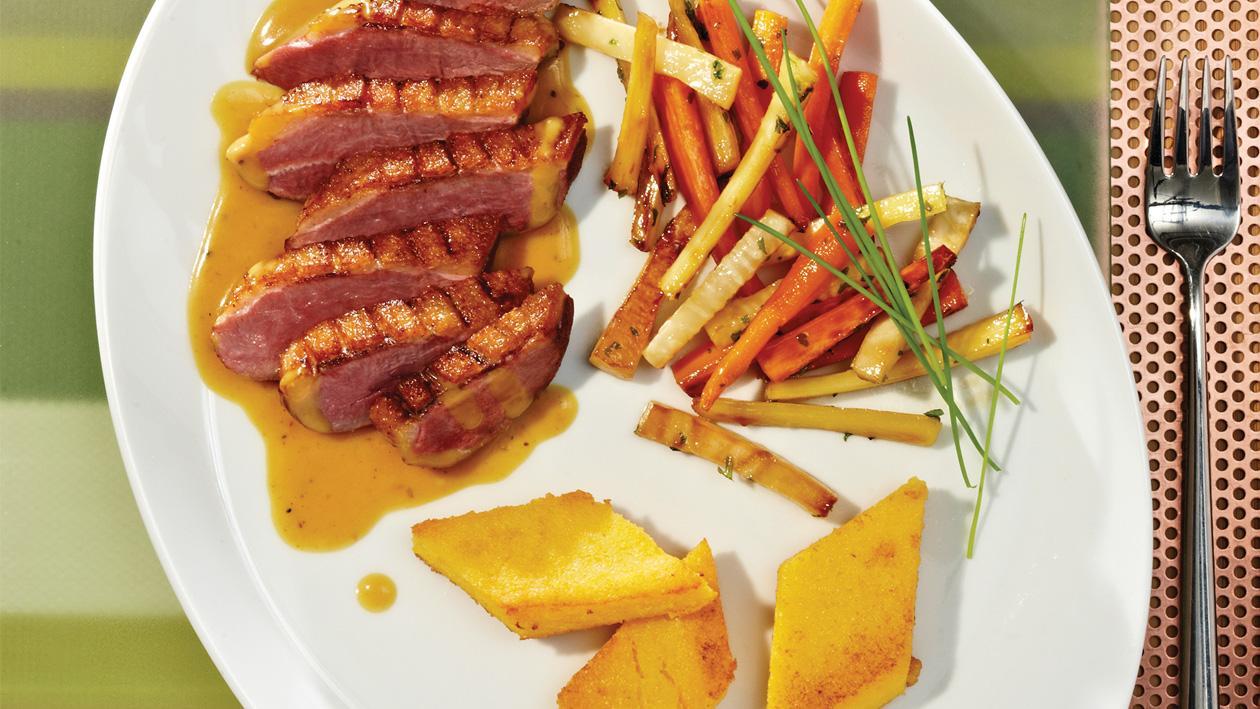 Entenbrust an pfeffriger Curry-Blutorangen-Sauce, glaciertem Wurzelgemüse und Polentaplätzchen Entenbrust an pfeffriger Curry-Blutorangen-Sauce, glaciertem Wurzelgemüse und Polentaplätzchen