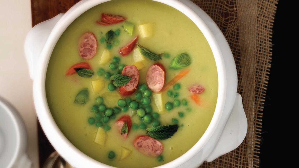 Erbsencremesuppe mit Wasabi und Wurst Erbsencremesuppe mit Wasabi und Wurst