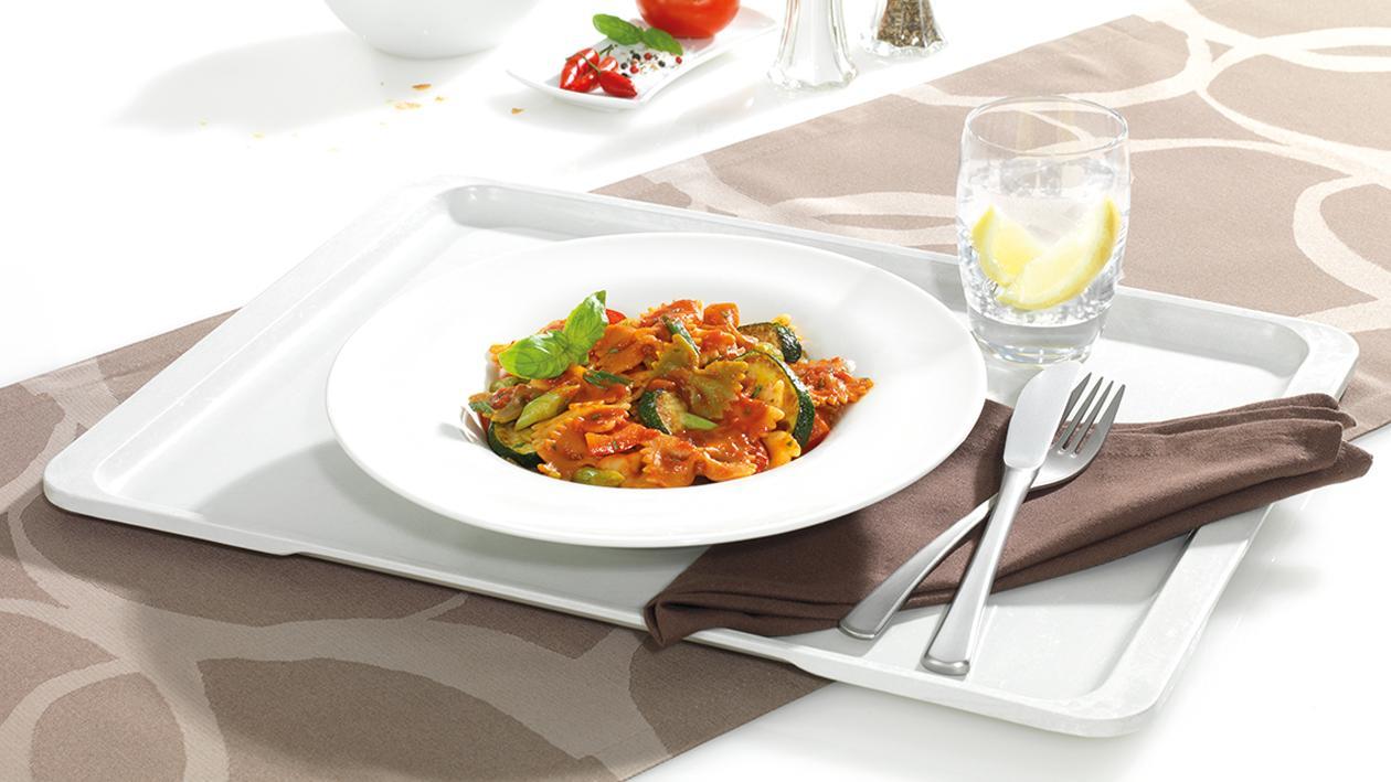 Farfalle Tricolore und Gemüse mit scharfer Tomatensauce Farfalle Tricolore und Gemüse mit scharfer Tomatensauce
